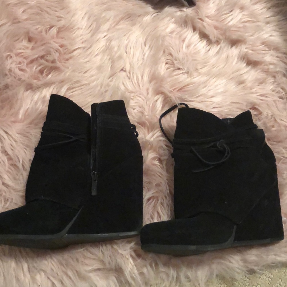 Black sued BCBG wedges